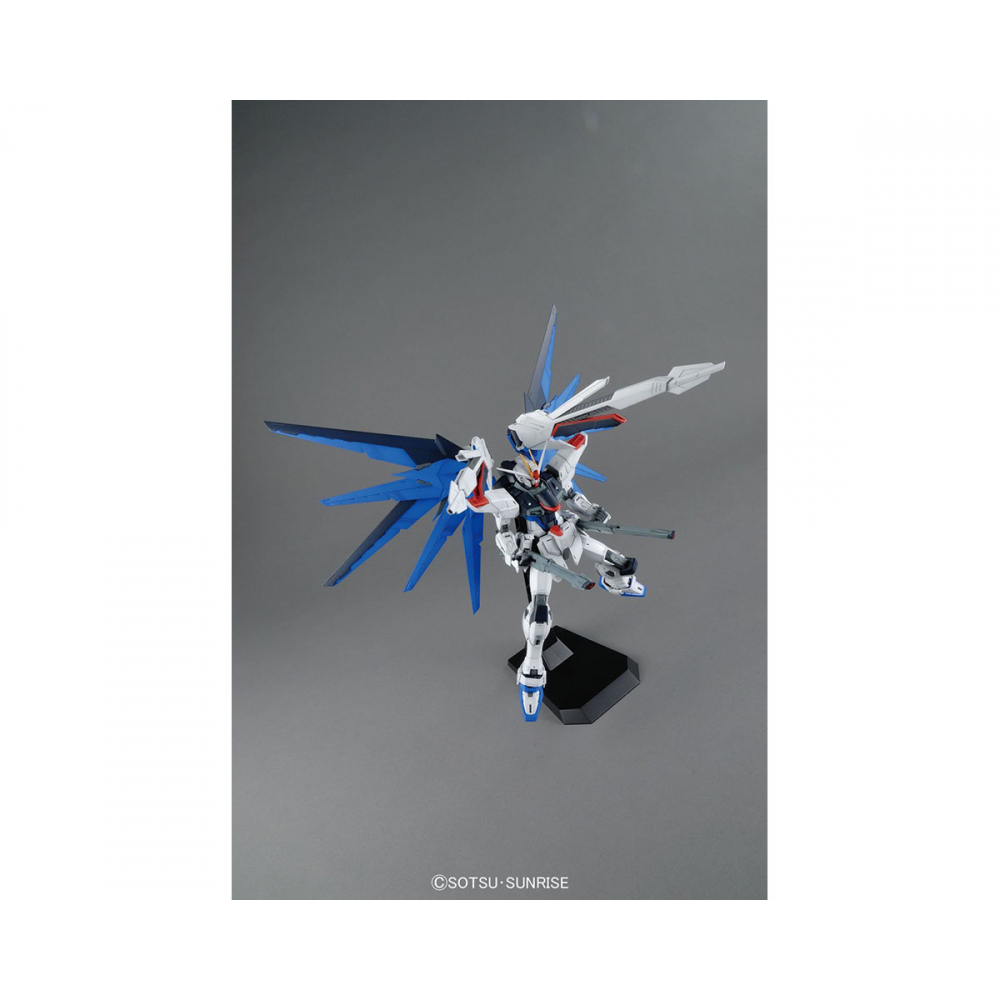 Gundam - Maquette Freedom Gundam [MG] 1/100 Gunpla